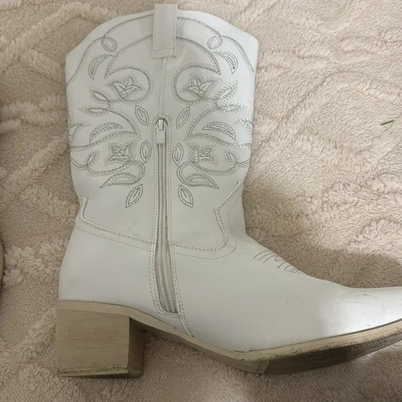 White Embroidered Women's Cowboy Boots - Picture 2 of 5